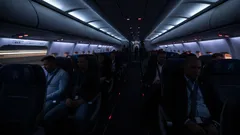 Já reparou que as luzes se apagam antes da descolagem? A verdadeira razão vai surpreendê-lo